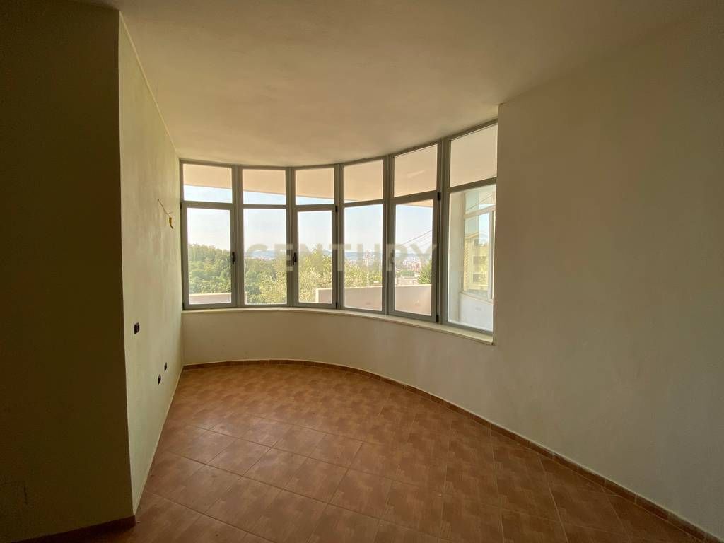 Villa di 4 Piani in Vendita! A Shishtufinë