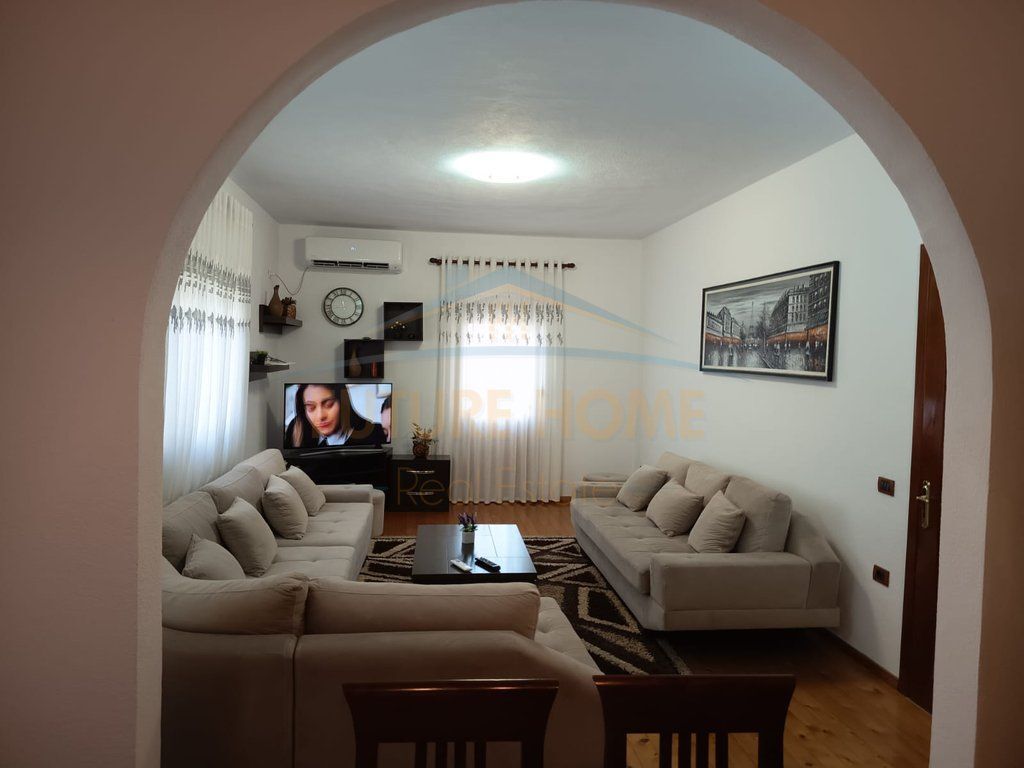 Qira, Vilë 2-katëshe, pranë shkollës "Rreze Drite" Sauk.