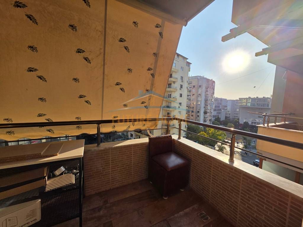 Qera,Apartament 2+1 tek Komuna e Parisit,Rruga Skender Luarasi.