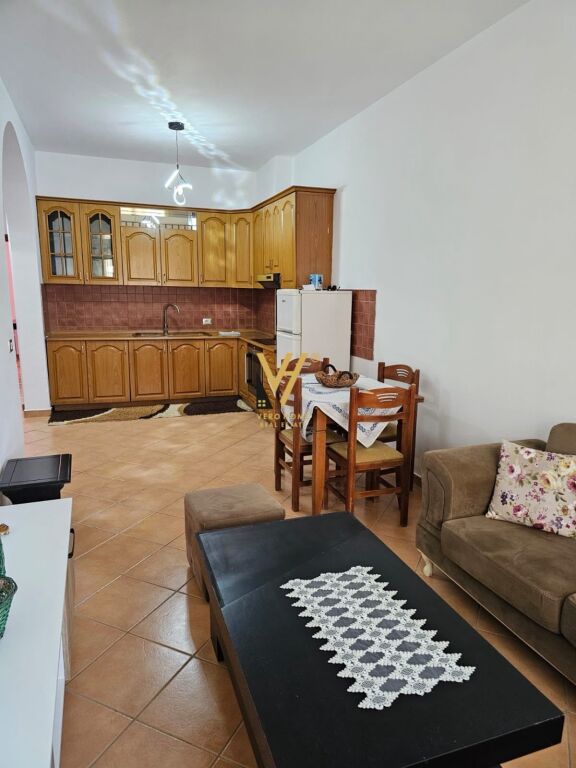 JEPET HYRJE VILE 3+1+3BLK ME QERA NE SELITE 580 EURO