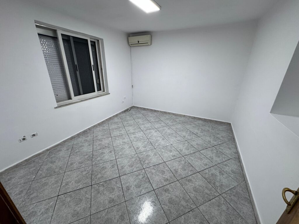 Zyre me qera ne Kryqezimin e 21 Dhjetorit buze rruges ne Tirana id 5349