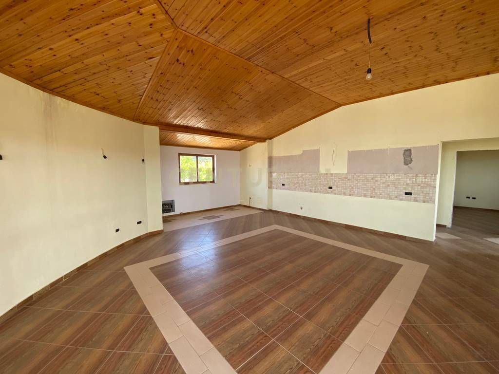 Villa di 4 Piani in Vendita! A Shishtufinë