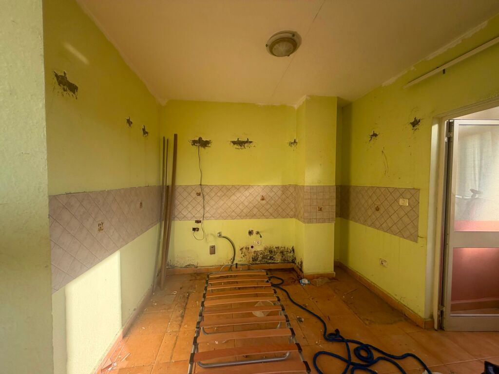 Shitet Apartament 1+1+2 ballkone me pamje deti