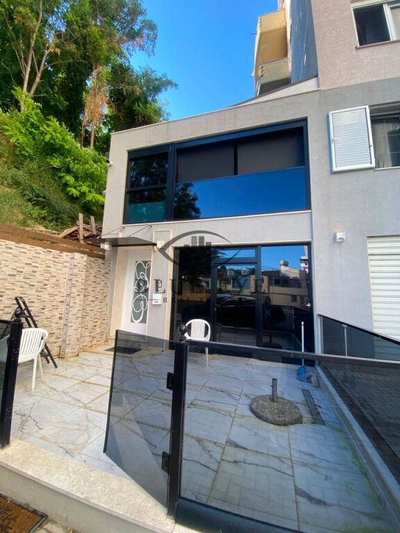JEPET ME QIRA DUPLEX NË QENDËR TË DURRËSIT  + 2 POSTE PARKIMI !
