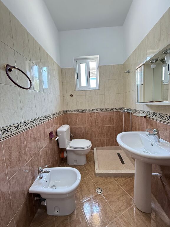 AFFITTIAMO IL 3° PIANO +PostO PARCHEGGIO DI UNA VILLA !