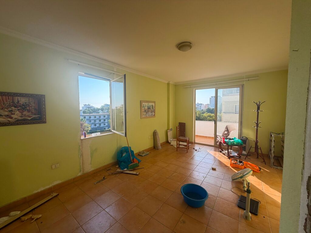 Shitet Apartament 1+1+2 ballkone me pamje deti
