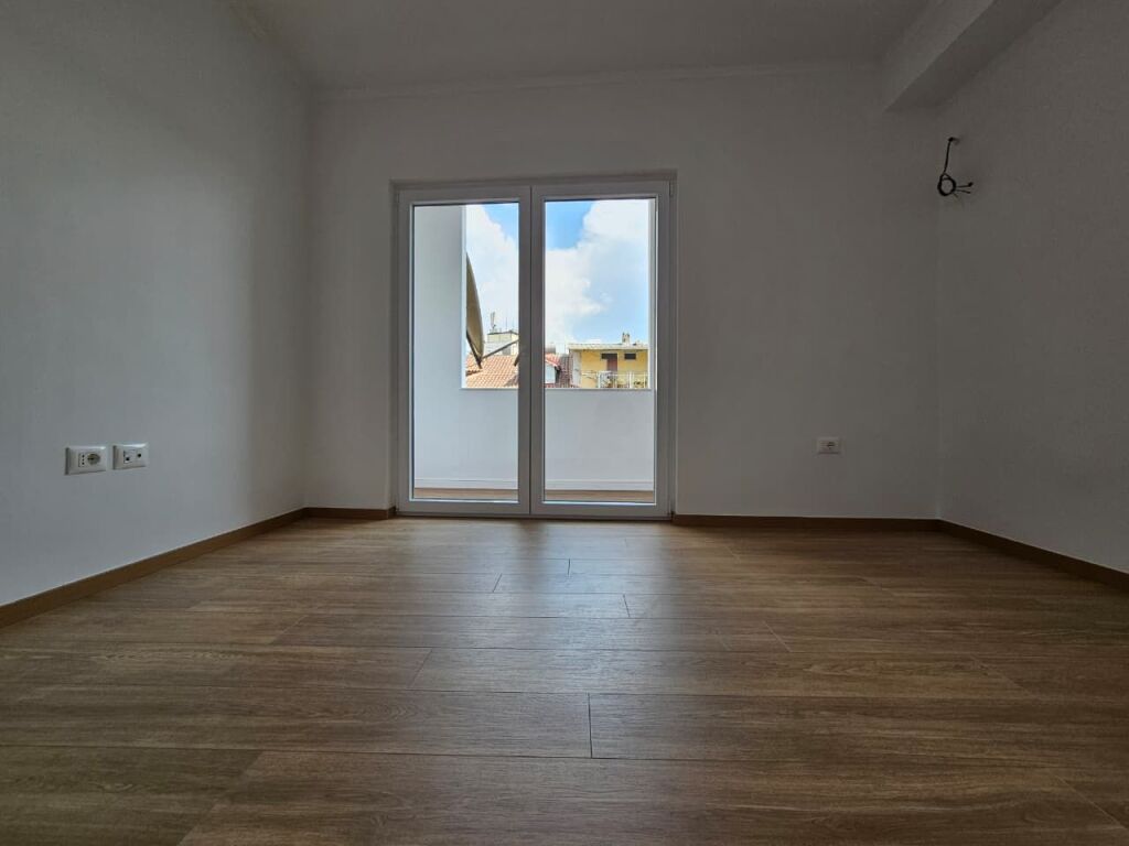 Apartament 1+1 per shitje tek Medreseja!