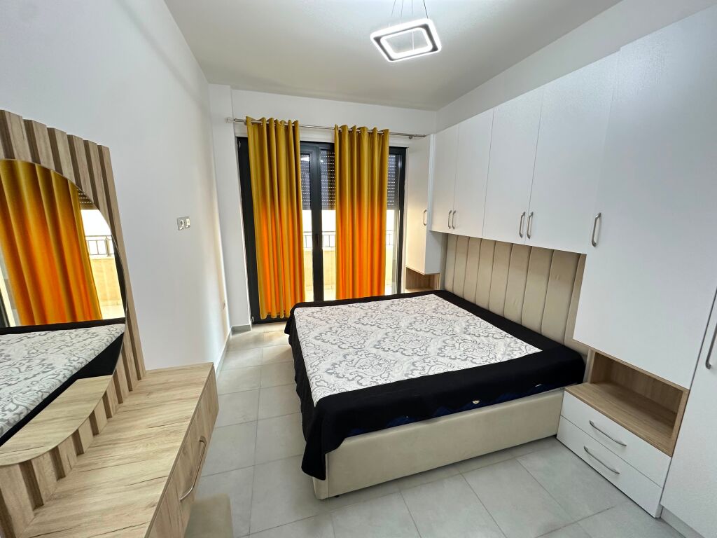 JEPET ME QIRA | 1+1 📍 LIQENI I THATË – TEK HOTEL RADISSON 🏢 Kati 3 |  Pallat i ri | Me ashensor