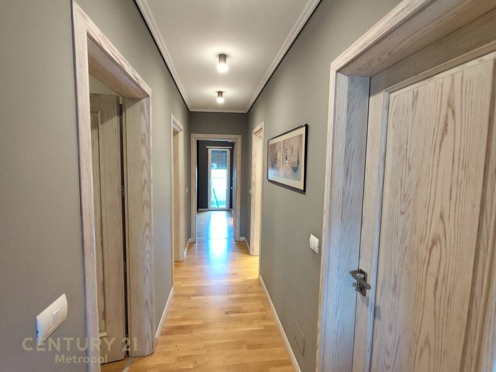 APARTAMENT 3+1 PER QIRA NE NJE REZIDENCE PRIVATE PRANE TEG
