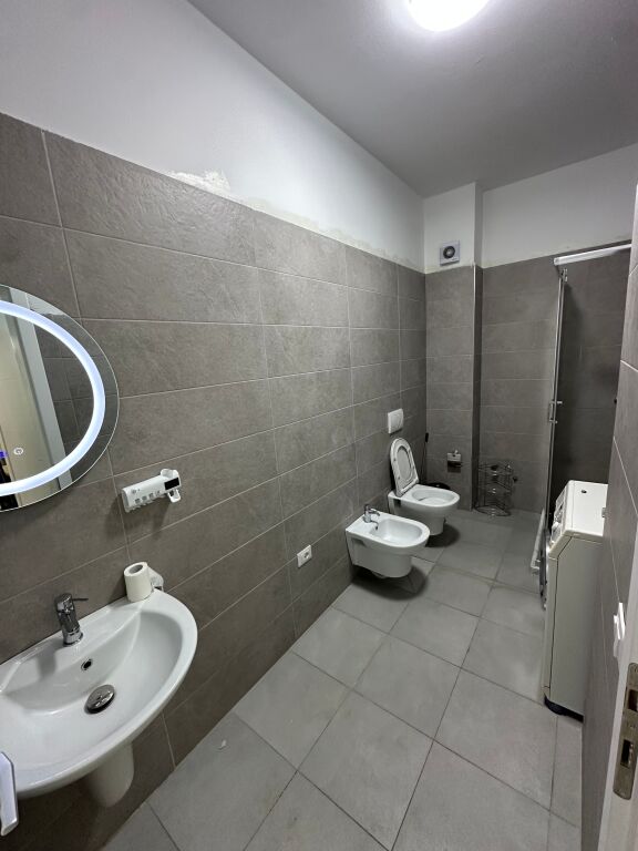 65,000 leke tek Hotel Radison  apartament 1+1