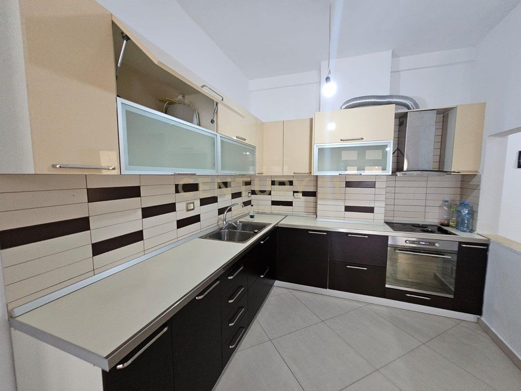 NE KOMUNEN E PARISIT PRANE KESH JAPIM ME QIRA STUDIO APARTAMENT