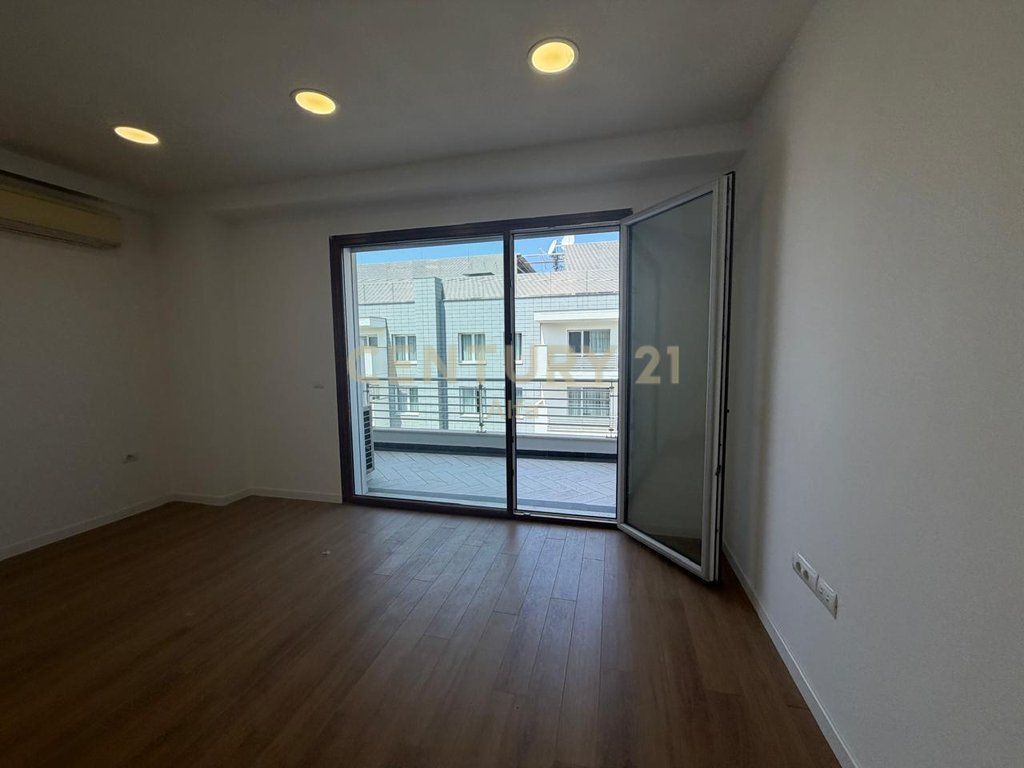 Ufficio in Affitto – Hilton, Complesso Delijorgji