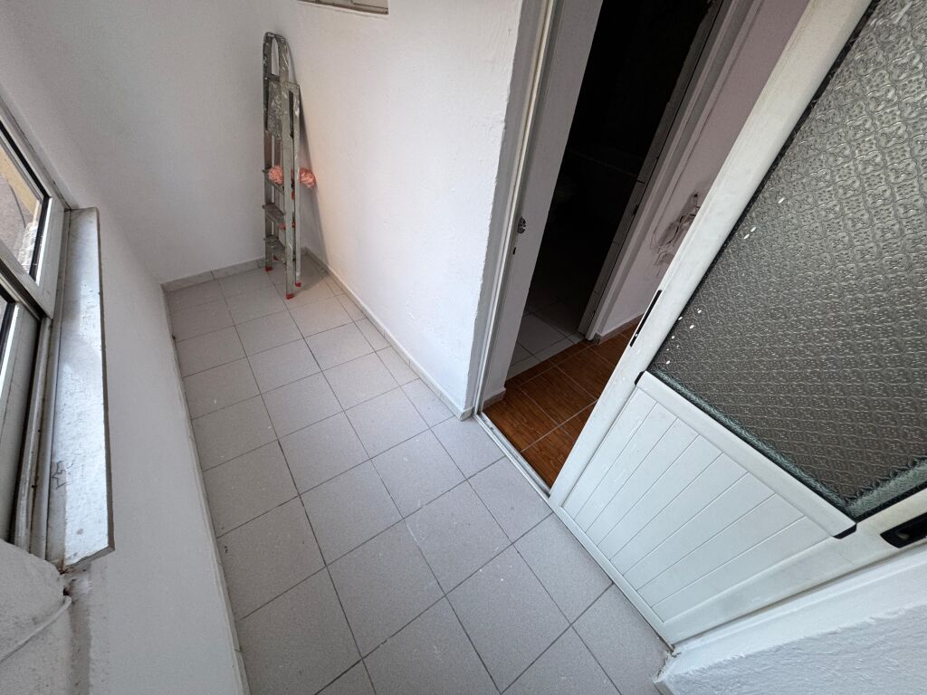 Zyre me qera ne Kryqezimin e 21 Dhjetorit buze rruges ne Tirana id 5349