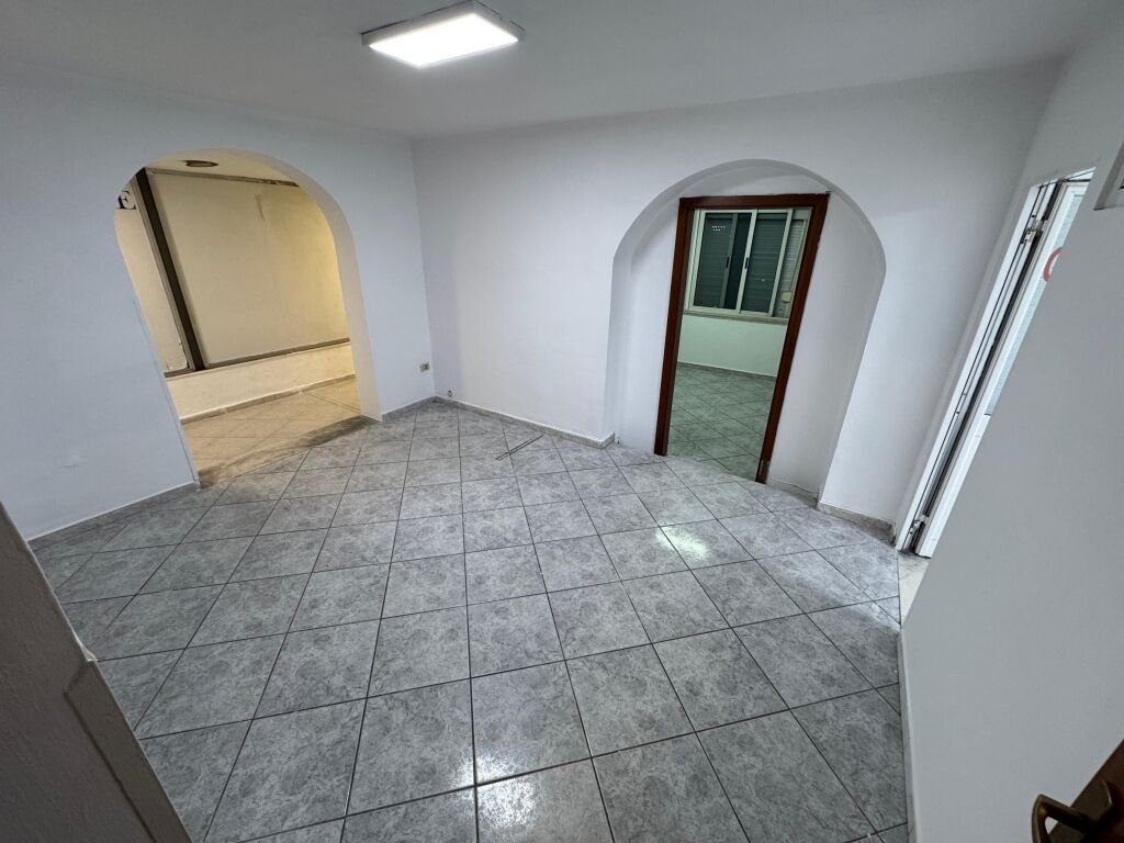 Zyre me qera ne Kryqezimin e 21 Dhjetorit buze rruges ne Tirana id 5349