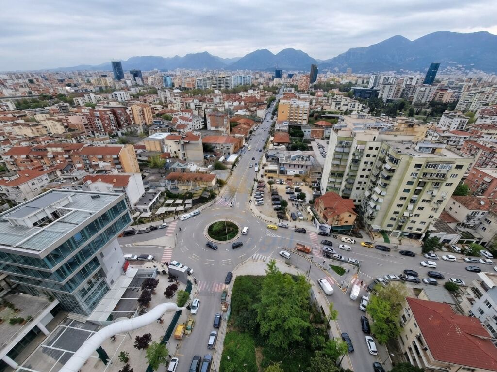 Shitet, Ambient Biznesi, Komuna e Parisit,Tirane