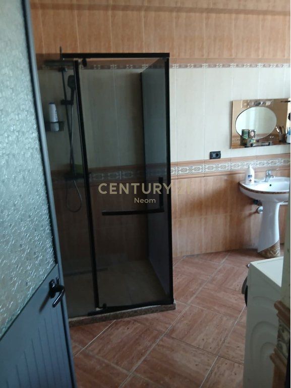 IN AFFITTO 3 PIANI DI UNA VILLA NELLA NUOVA ANELLO /Mese 800.000 Lek /Mese