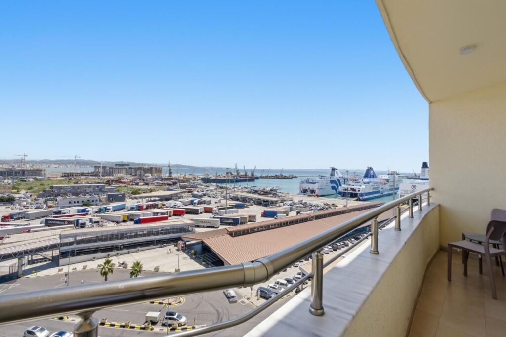 🏡 Apartament me Qira – Rruga e Portit, Durrës