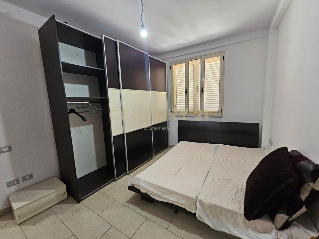 NE KOMUNEN E PARISIT PRANE KESH JAPIM ME QIRA STUDIO APARTAMENT
