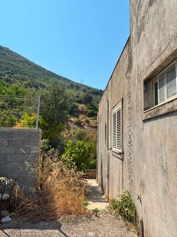 Ndërtesë me Pamje nga Deti në Shitje në Vlorë