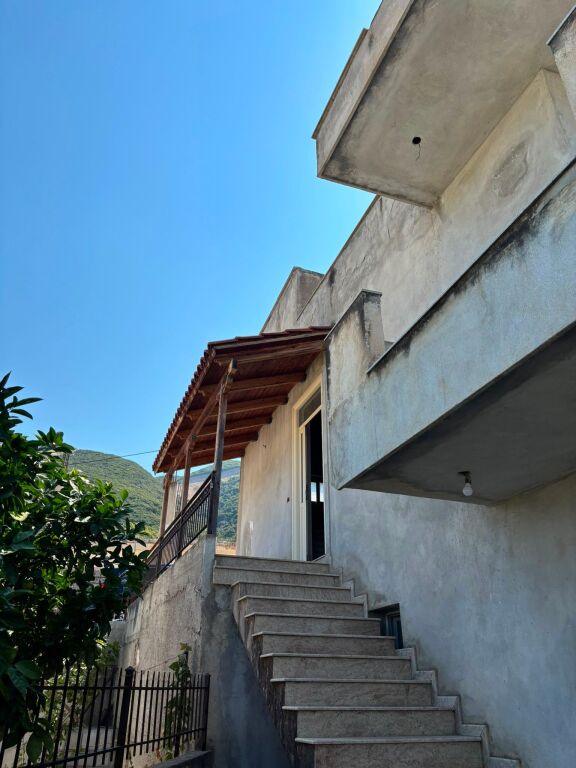 Ndërtesë me Pamje nga Deti në Shitje në Vlorë