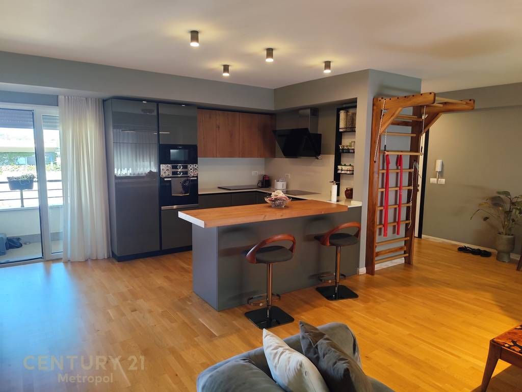 APARTAMENT 3+1 PER QIRA NE NJE REZIDENCE PRIVATE PRANE TEG
