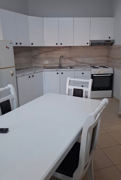 Don Bosko përballë Kishës, jepet me qira apartament 1+1!