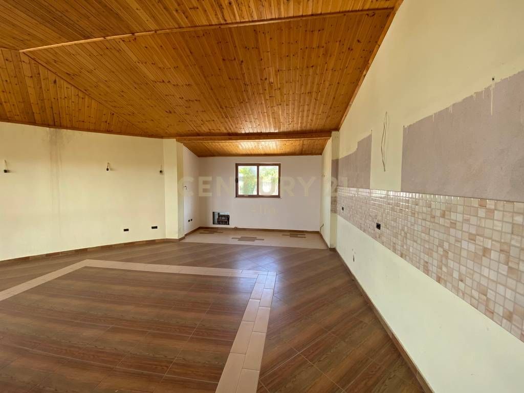 Villa di 4 Piani in Vendita! A Shishtufinë