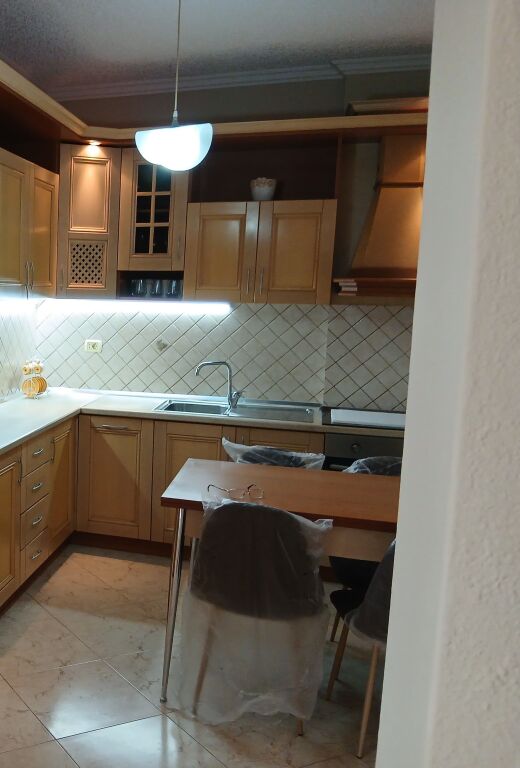 Jepet apartament 2+1 me qira tek Rruga e Kosovareve .