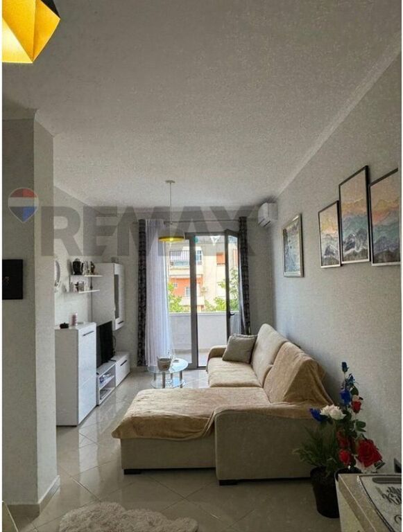 🏢 APARTAMENT 2+1+2 ME QIRA – BULEVARDI, VLORË