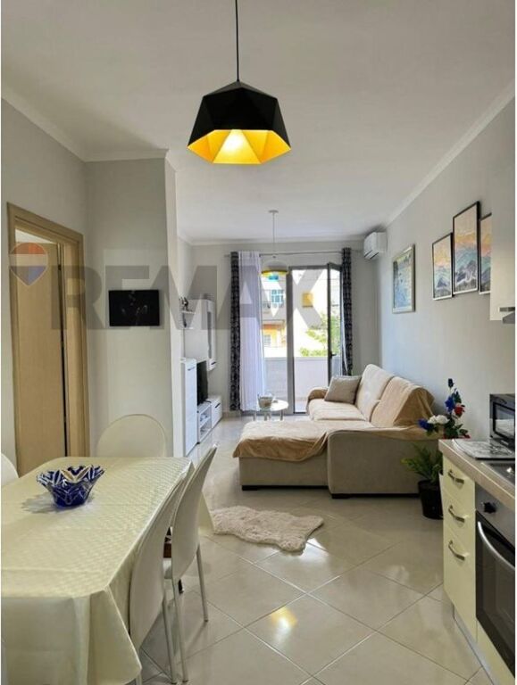 🏢 APARTAMENT 2+1+2 ME QIRA – BULEVARDI, VLORË