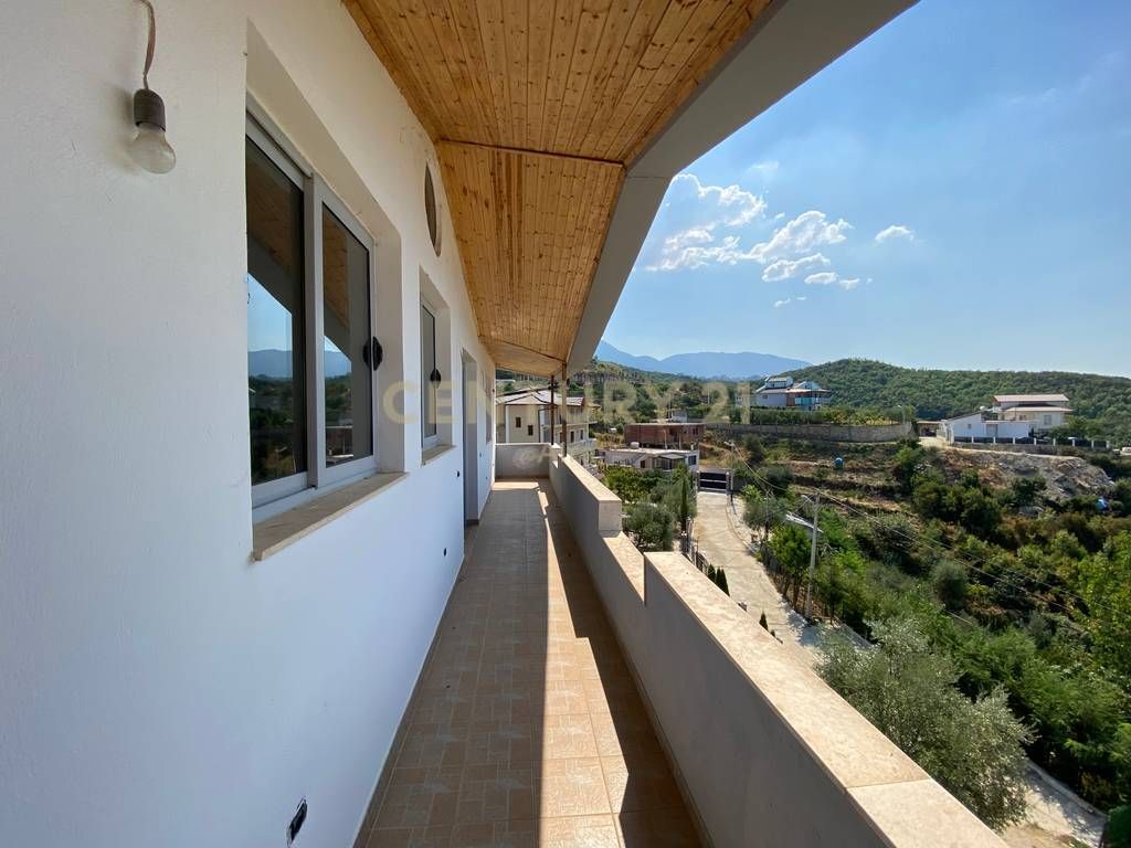 Villa di 4 Piani in Vendita! A Shishtufinë