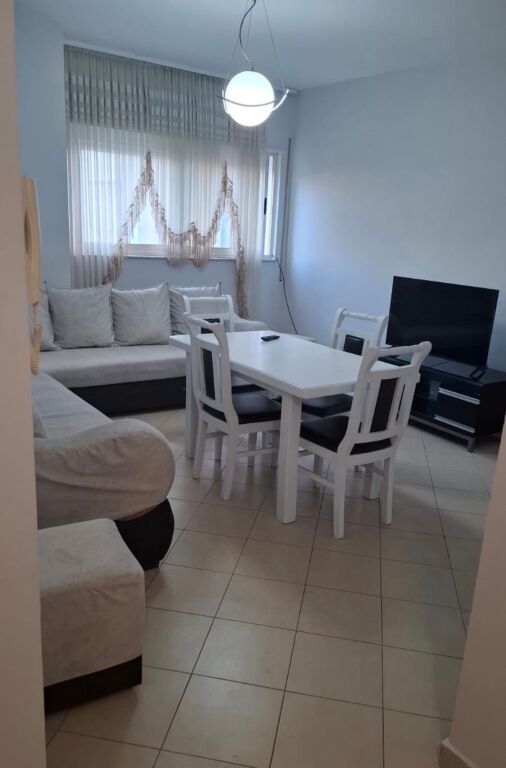 Don Bosko përballë Kishës, jepet me qira apartament 1+1!