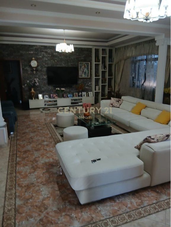 IN AFFITTO 3 PIANI DI UNA VILLA NELLA NUOVA ANELLO /Mese 800.000 Lek /Mese