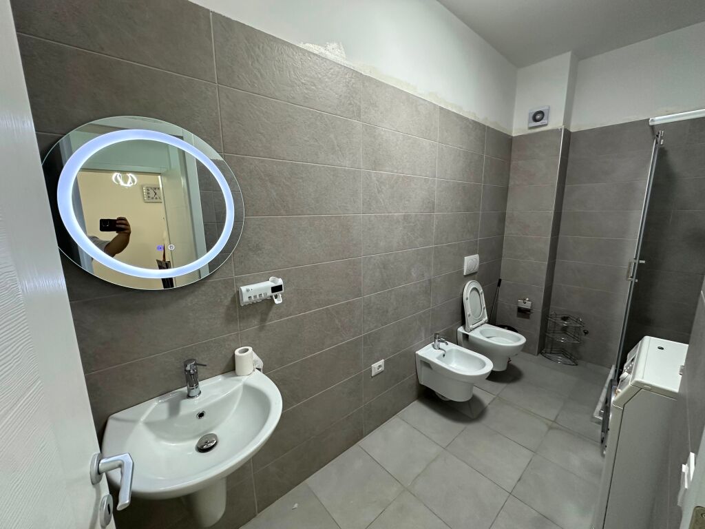 JEPET ME QIRA | 1+1 📍 LIQENI I THATË – TEK HOTEL RADISSON 🏢 Kati 3 |  Pallat i ri | Me ashensor