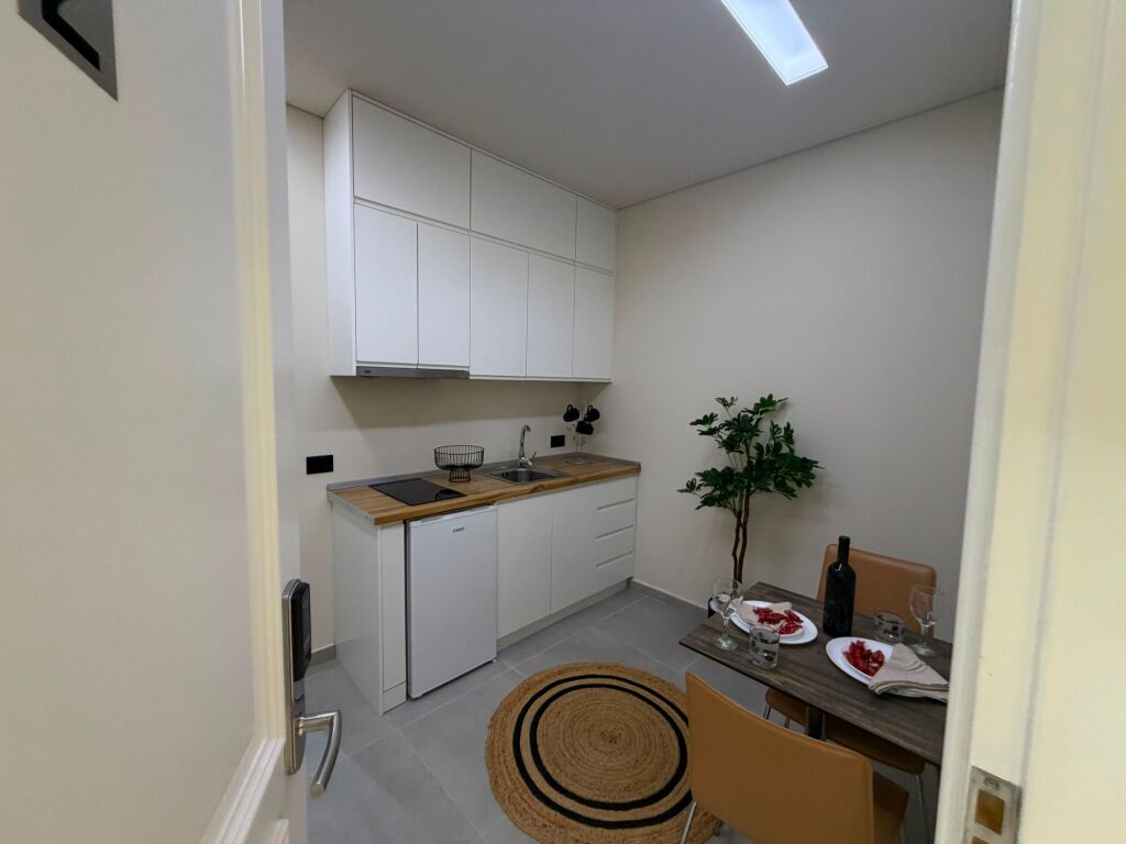 Shitet Ambjent Biznesi dhe 3 Apartamente ne Plazh