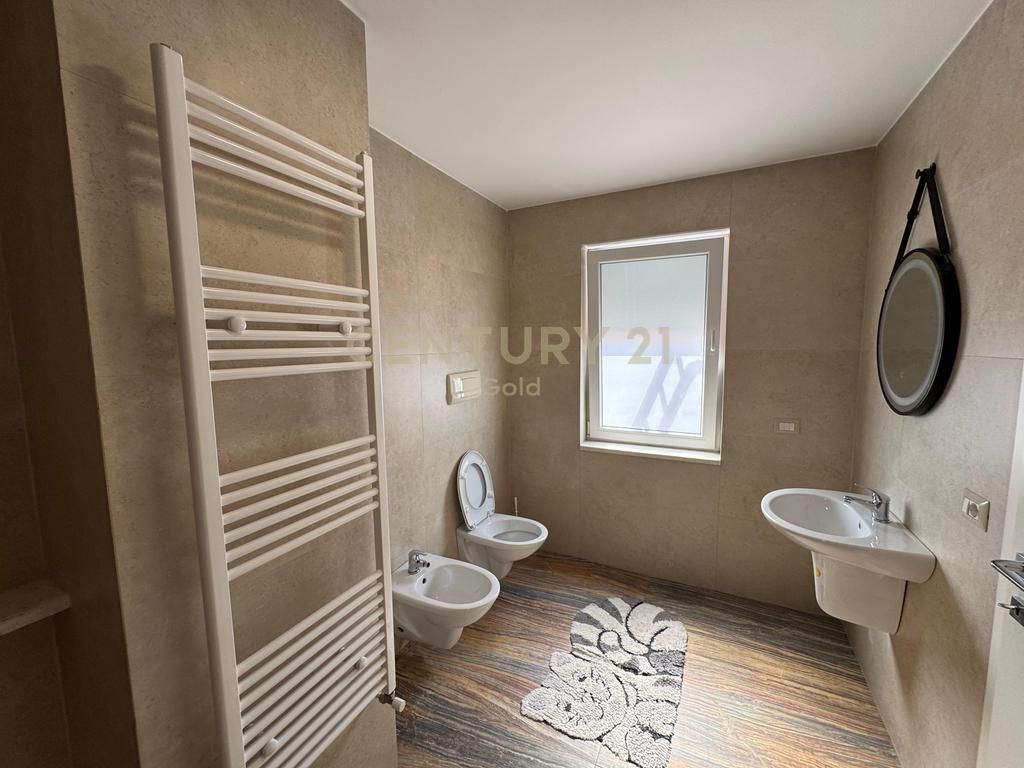 Attico 2+1 con camino e veranda a Fresk in affitto 🏡🔥