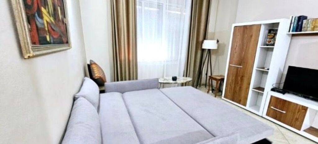 Jepet me qera apartament 1+1 . Rruga kavajes