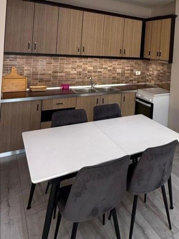 Shitet apartament 2+1 ne Astir , tek Rrethrrotullimi , Unaza e Re , Yzerisht .