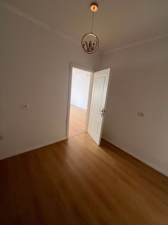 Shitet apartament 2+1 në Fresk  Siperfaqja totale: 73m2 Kati: 1 (banim) Mundësi blerje me kredi   Vendodhja: Pranë Restorant Freskut Cmimi: 12,500,000 Lekë
