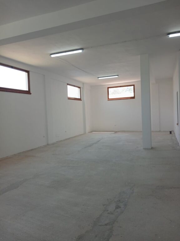 Qira Hapësirë e Gjerë Garazhi 200 m2 Shumë e Re – Përdorim Magazinë / Tregtare / Aktivitet
