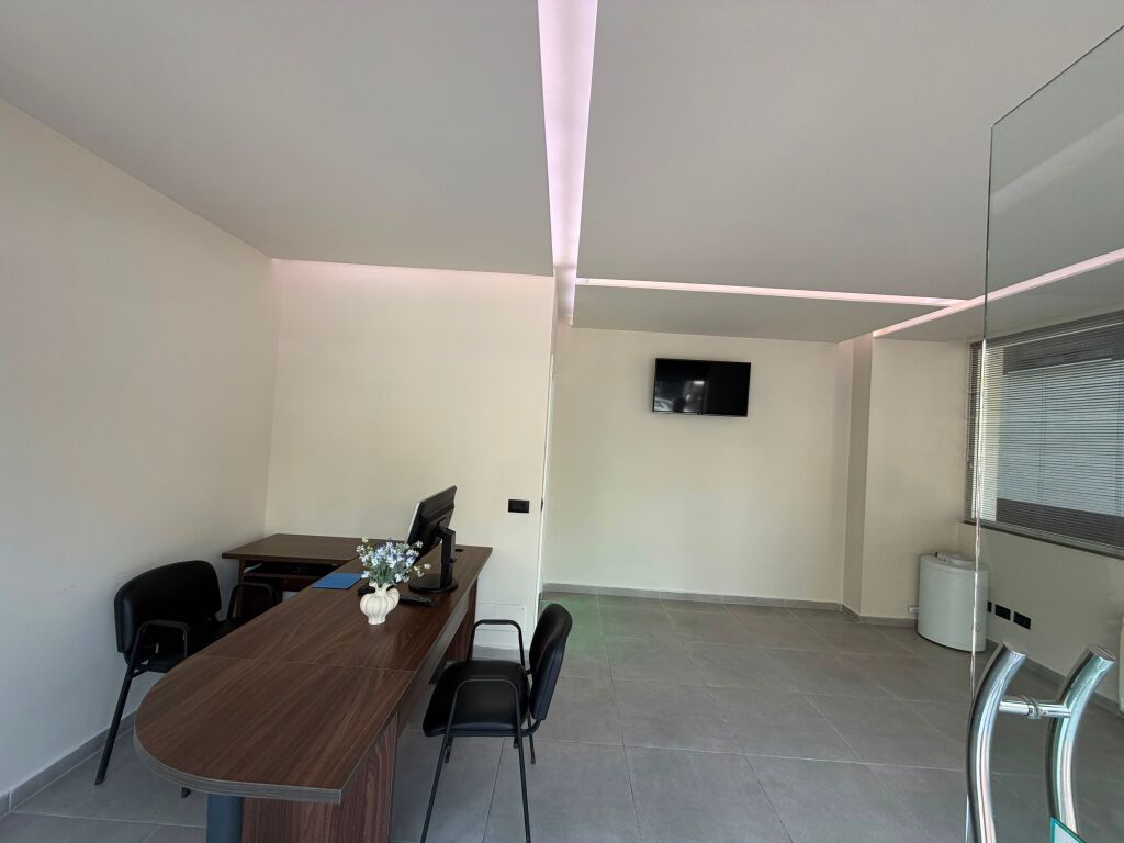 Shitet Ambjent Biznesi dhe 3 Apartamente ne Plazh