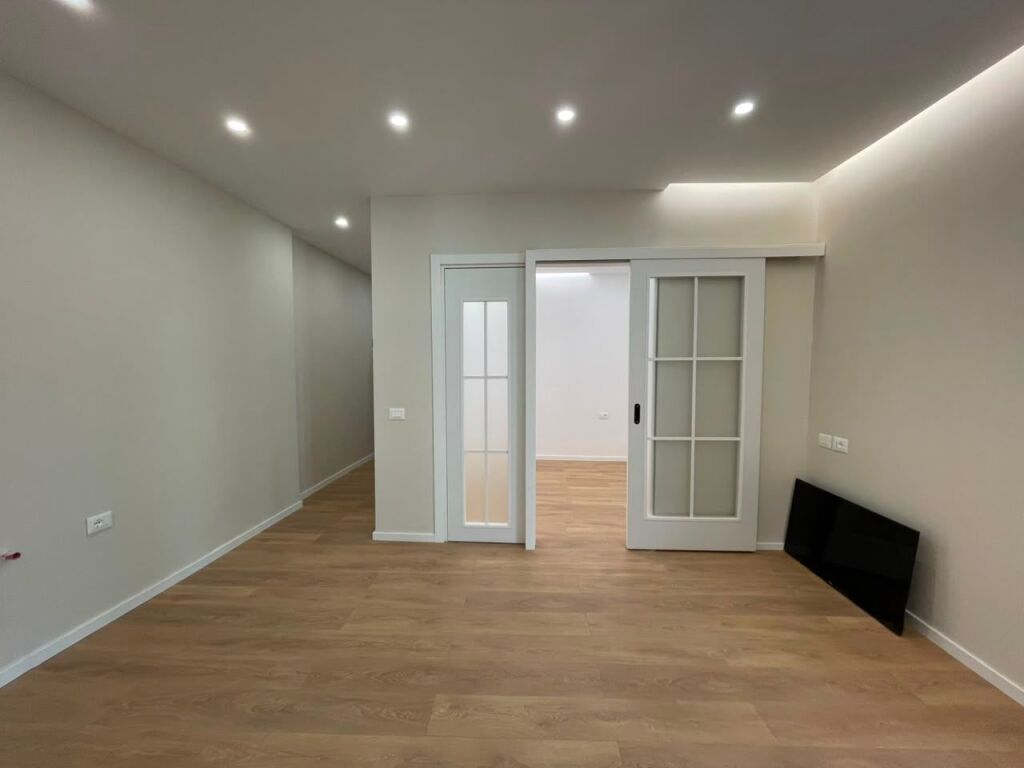 Apartament 1+1 per shitje te Komuna Parisit