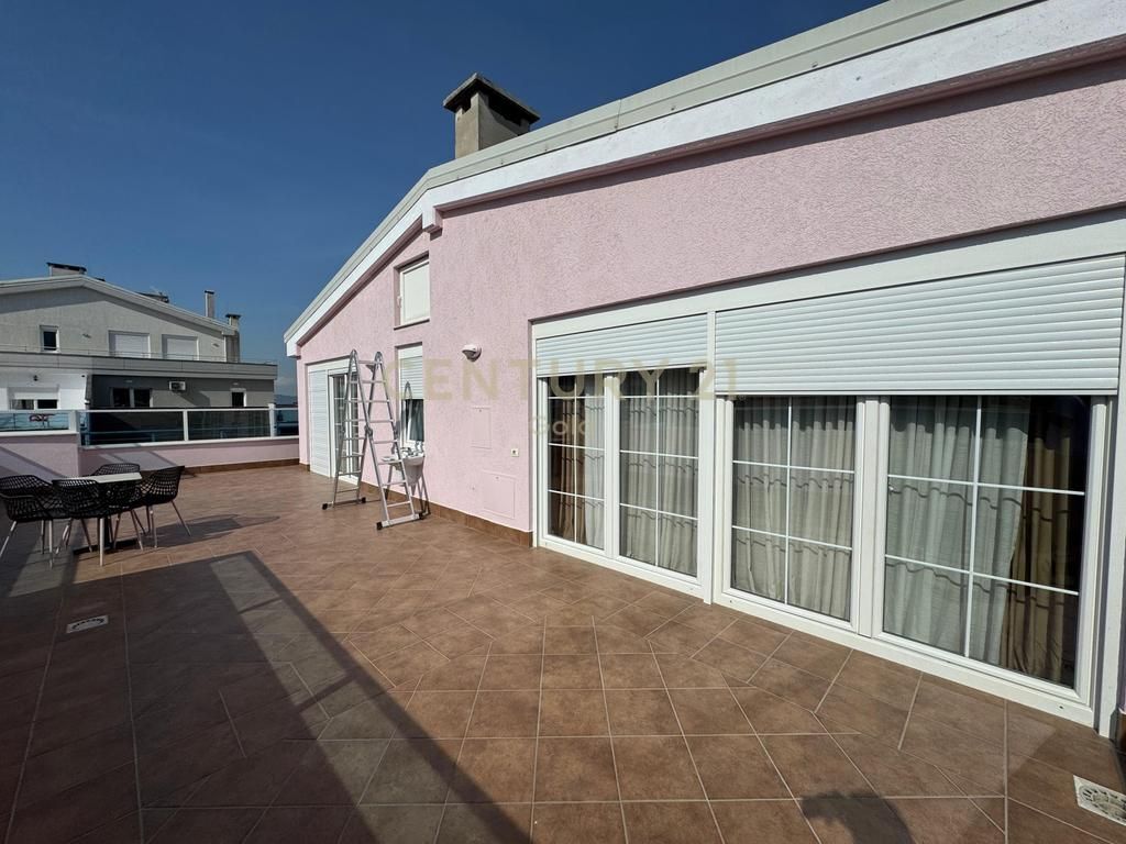 Attico 2+1 con camino e veranda a Fresk in affitto 🏡🔥