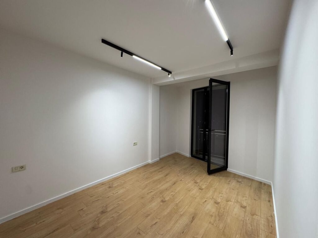 Ambient Biznesi/Apartament Bosh me Qera Rruga Mine Peza, Prane Prokurorise