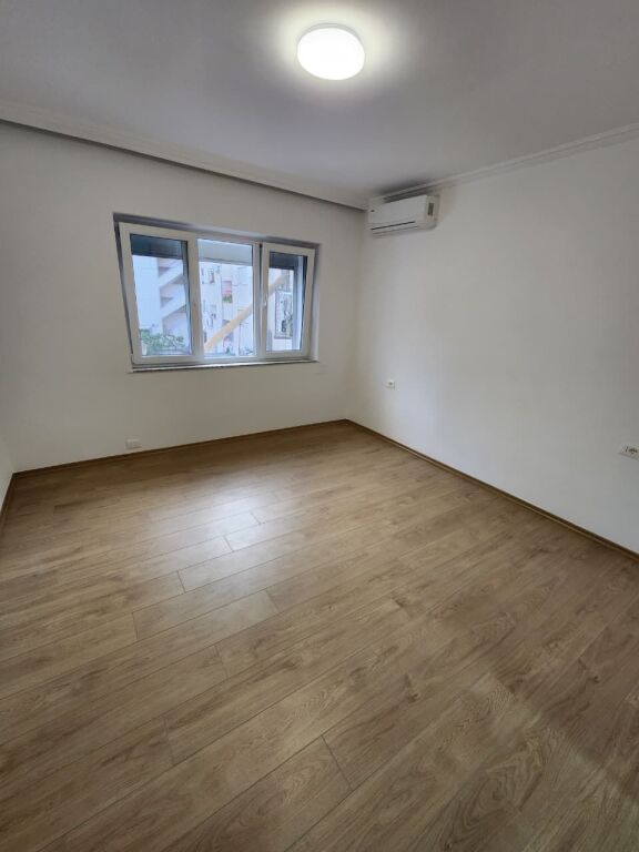 ME QERA: 2+1+2Wc | 90m2 ( kati 3) 📍Qendër/ Përballë Toptanit 🔥 90.000 Lekë/Muaj