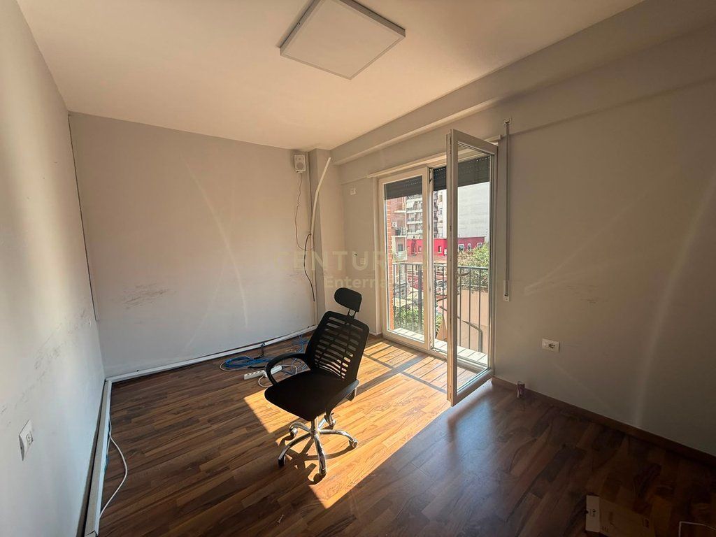 AMBIENT PREMIUM PËR ZYRË+2 PARKIME​ TE 21 DHJETORI!