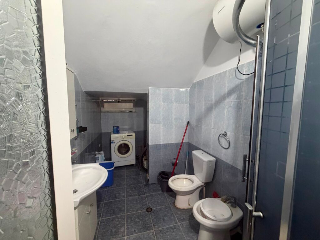 Shitet 2+1 mbrapa Perfektures Durres