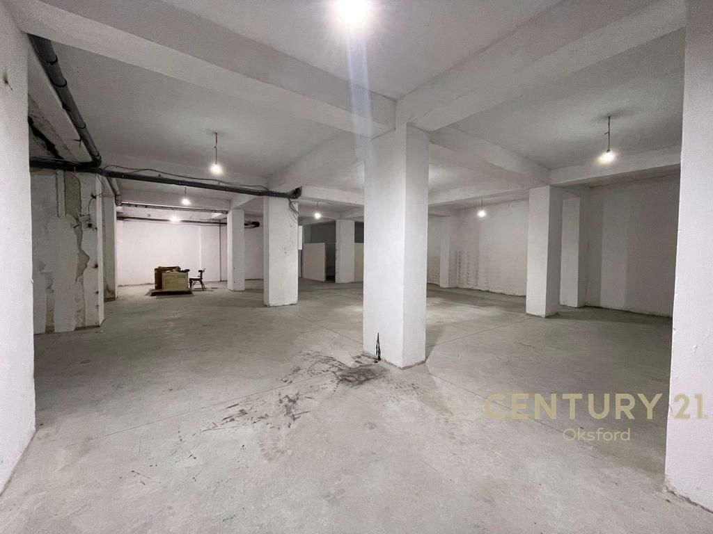 JEPET ME QIRA 414M2 SIPERFAQE PARKIMI NE FRESK