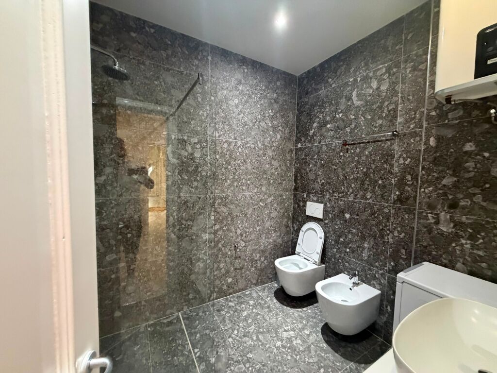 Shitet Ambjent Biznesi dhe 3 Apartamente ne Plazh