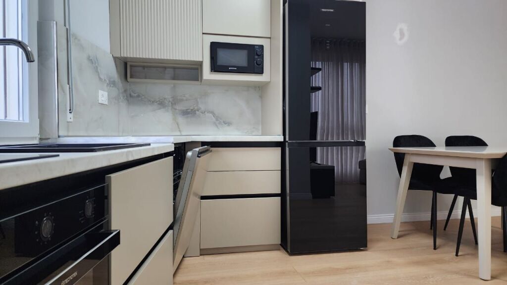 Jepet me qera apartament 1+1 prane Shkolles se Baletit
